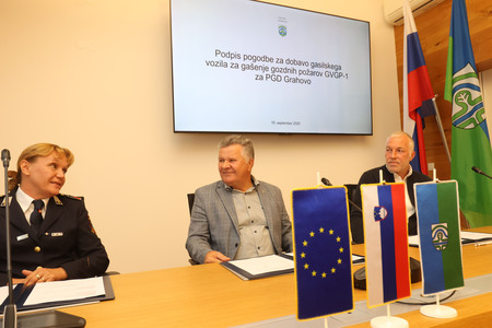 PODPIS POGODBE ZA DOBAVO GASILSKEGA VOZILA PGD GRAHOVO 02 FOTO LJUBO VUKELIČ